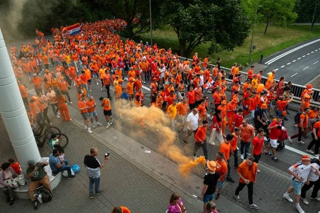 Fanwalk Oranje fans with pyrotechnics, GER, Netherlands NED vs England ENG , European Football Championship, UEFA EURO 2024, Semifinal, 10 07 2024 GER, Netherlands NED vs England ENG , European Football Championship, UEFA EURO 2024, Semifinal, 10 07 2024 Dortmund Copyright: xEibner-Pressefoto Memmlerx EP_MMR