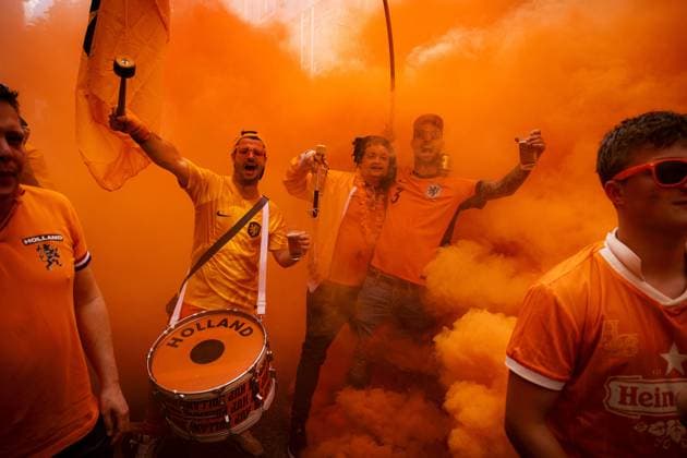 DORTMUND - Dutch supporters on the day of the semi-final at the European Championship, EM, Europameisterschaft between the Netherlands and England. ANP RAMON VAN FLYMEN xVIxANPxSportx xxANPxIVx 503192810 originalFilename: 503192810.jpg