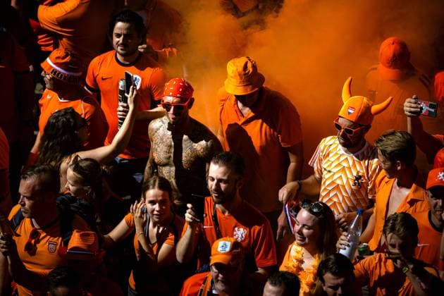 DORTMUND - Orange supporters walk behind the Orange bus during the fan walk for the semi-final match at the European Championship, EM, Europameisterschaft between the Netherlands and England. ANP RAMON VAN FLYMEN xVIxANPxSportx xxANPxIVx 503192926 originalFilename: 503192926.jpg
