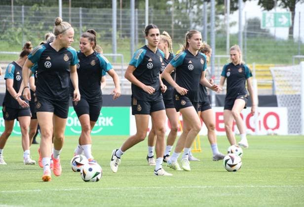 Sport Themen der Woche KW28 Sport Bilder des Tages 10.07.2024, xgrfx, Fussball DFB-Medientermine, DFB Frauennationalmannschaft - Training emspor, v.l. Pia-Sophie Wolter, Bibiane Schulze Solano, Laura Freigang (Deutsche Frauennationalmannschaft) (DFL DFB REGULATIONS PROHIBIT ANY USE OF PHOTOGRAPHS as IMAGE SEQUENCES and or QUASI-VIDEO) Düsseldorf *** 10 07 2024, xgrfx, Fußball DFB Medientermine, DFB Frauennationalmannschaft Training emspor, v l Pia Sophie Wolter, Bibiane Schulze Solano, Laura Freigang Deutsche Frauennationalmannschaft DFL DFB REGULATIONS PROHIBIT ANY USE OF PHOTOGRAPHS as IMAGE SEQUENCES and or QUASI VIDEO Düsseldorf