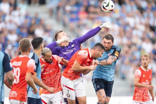 Sport Themen der Woche KW28 Sport Bilder des Tages Filip Dujmovic catches the ball against Guram Kashia during UEFA Champions league preliminary round match, SK Slovan Bratislava - FC Struga, 10. july 2024 Copyright: xMICHALxFAJT,ZOSPORTU.SKx FAJ_2040