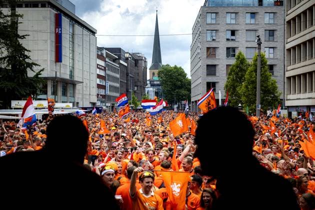 DORTMUND - Dutch supporters on the day of the semi-final at the European Championship, EM, Europameisterschaft between the Netherlands and England. ANP RAMON VAN FLYMEN xVIxANPxSportx xxANPxIVx 503196672 originalFilename: 503196672.jpg