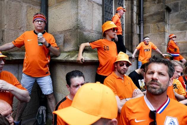 DORTMUND - Dutch supporters on the day of the semi-final at the European Championship, EM, Europameisterschaft between the Netherlands and England. ANP RAMON VAN FLYMEN xVIxANPxSportx xxANPxIVx 503197030 originalFilename: 503197030.jpg