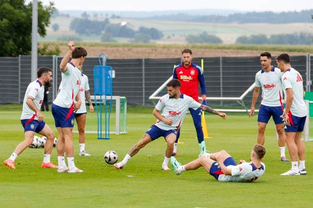 Sport Bilder des Tages Spain s players take part in a training session in Donaueschingen, Germany, 10 July 2024. SPain will play the EURO2024 final after defeating France 2-1 on 09 July. Spain s training session !ACHTUNG: NUR REDAKTIONELLE NUTZUNG!  Copyright: xJ.xJ.xGuillenx GRAF4832 20240710-55014114569_1