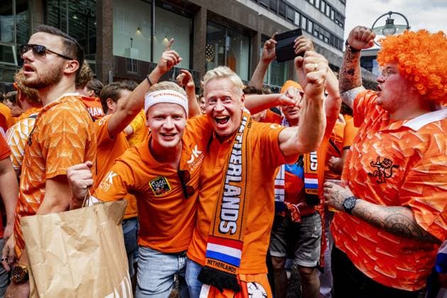 DORTMUND - Dutch supporters on the day of the semi-final at the European Championship, EM, Europameisterschaft between the Netherlands and England. ANP RAMON VAN FLYMEN xVIxANPxSportx xxANPxIVx 503198941 originalFilename: 503198941.jpg
