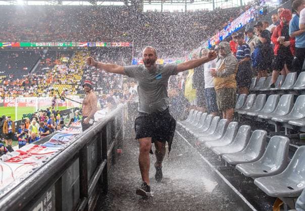 Football, men, season 2023 24, UEFA Euro EM 2024, semi-final in Dortmund, Netherlands England, English fans under the waterfall, 10 07 2024, Copyright: xSebastianxRäppold MatthiasxKochx