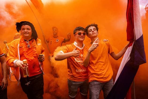 DORTMUND - Dutch supporters on the day of the semi-final at the European Championship, EM, Europameisterschaft between the Netherlands and England. ANP RAMON VAN FLYMEN xVIxANPxSportx xxANPxIVx 503200119 originalFilename: 503200119.jpg