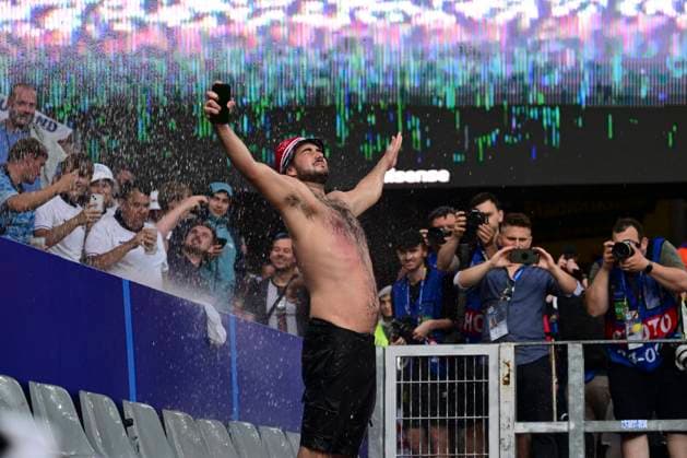 Fan showers in the rain in the stadium, Netherlands vs England, Football, UEFA Euro 2024, Semi-final, 10 07 2024 Dortmund North Rhine-Westphalia Germany Copyright: xkolbert-press MarcxNiemeyerx