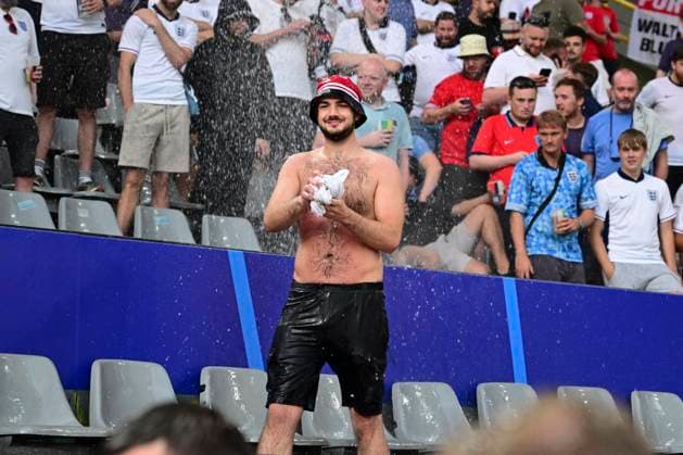 Fan showers in the rain in the stadium, Netherlands vs England, Football, UEFA Euro 2024, Semi-final, 10 07 2024 Dortmund North Rhine-Westphalia Germany Copyright: xkolbert-press MarcxNiemeyerx