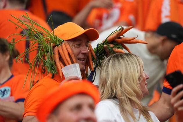 EURO 2024, Fans aller teilnehmenden Teams Holländischer Fan mit Karotten-Snackhelm - Dortmund 10.07.2024: Niederlande vs. England, EURO2024 M50, Halbfinale, EM-Arena Dortmund *** Dutch fan with carrot snack helmet Dortmund 10 07 2024 Netherlands vs England, EURO2024 M50, semi-final, EM Arena Dortmund