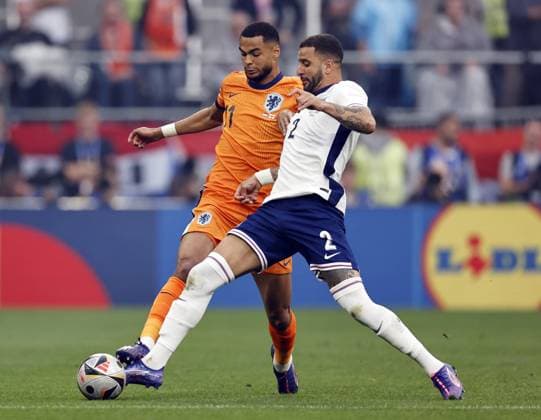 Dortmund - (l-r) Cody Gakpo of Holland, Kyle Walker of England during the UEFA EURO, EM, Europameisterschaft,Fussball 2024 Semi-final match between the Netherlands and England at the BVB Stadium Dortmund on July 10, 2024 in Dortmund, Germany. ANP MAURICE VAN STEEN UEFA EURO 2024 2024 xVIxANPxSportx xxANPxIVx 503202880 originalFilename: 503202880.jpg