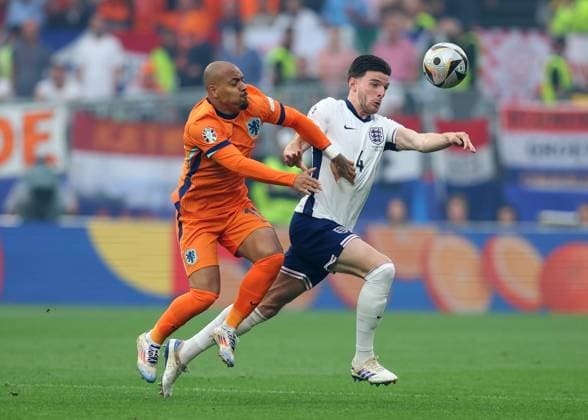 Dortmund, Germany, 10th July 2024. Declan Rice of England tussles with Donyell Malen of Netherlands during the UEFA European Championships semi final match at BVB Stadion, Dortmund. Picture credit should read: Paul Terry Sportimage EDITORIAL USE ONLY. No use with unauthorised audio, video, data, fixture lists, club league logos or live services. Online in-match use limited to 120 images, no video emulation. No use in betting, games or single club league player publications. SPI-3222-0019