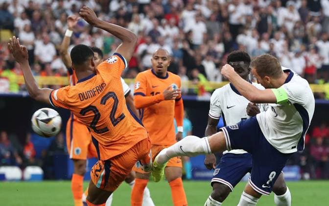 Harry Kane of England is challenged by Denzel Dumfries of Netherlands resulting in a penalty Netherlands v England, UEFA European Championship, EM, Europameisterschaft 2024, Semi Final, Football, BVB Stadion, Dortmund, Germany, 10 Jul 2024 EDITORIAL USE ONLY No use with unauthorised audio, video, data, fixture lists, club league logos or live services. Online in-match use limited to 120 images, no video emulation. No use in betting, games or single club league player publications.  Copyright: xMichaelxZemanek Shutterstockx 14576899bh