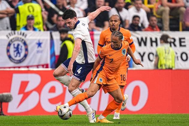 2024-07-10 Netherlands v England - Semi-Final - UEFA EURO, EM, Europameisterschaft,Fussball 2024 DORTMUND, GERMANY - JULY 10: Xavi Simons of the Netherlands takes the ball off Declan Rice of England during the Semi-Final - UEFA EURO 2024 match between Netherlands and England at BVB Stadion Dortmund on July 10, 2024 in Dortmund, Germany. (Photo by Joris Verwijst BSR Agency) Dortmund Germany Content not available for redistribution in The Netherlands directly or indirectly through any third parties. Copyright: xBSRxAgencyx