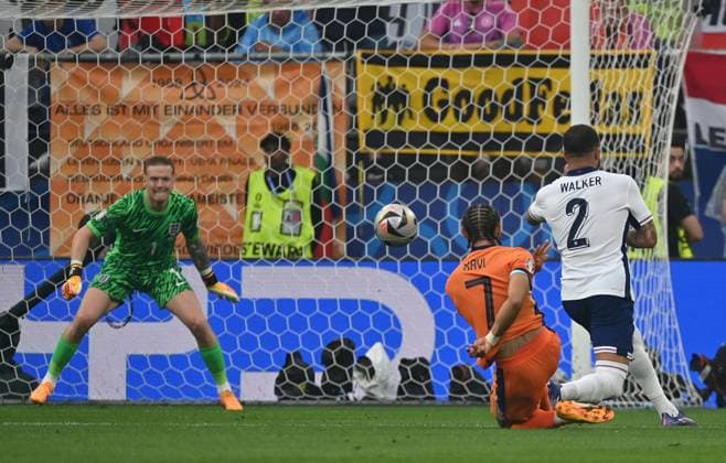 10 07 2024, xjrdrx, Football EM 2024 1 2 Final, England Netherlands emspor, v l Jordan Pickford England , Xavi Simons Netherlands , Kyle Walker England Goal scored, erziehlt das Tor zum 0 1 DFL DFB REGULATIONS PROHIBIT ANY USE OF PHOTOGRAPHS as IMAGE SEQUENCES and or QUASI VIDEO Dortmund
