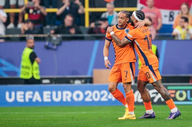 UEFA EURO 2024 Netherlands England 10 07 2024 Xavi Simons Netherlands, 7 cheers with Memphis Depay Netherlands, 10 UEFA EURO 2024 Netherlands England BVB Stadion Dortmund, Dortmund on 10 07 2024 Copyright: xBEAUTIFULxSPORTS Wunderlx