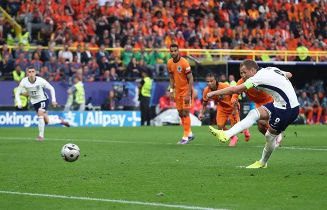 Harry Kane of England scores a penalty to make it 1-1 Netherlands v England, UEFA European Championship, EM, Europameisterschaft 2024, Semi Final, Football, BVB Stadion, Dortmund, Germany, 10 Jul 2024 EDITORIAL USE ONLY No use with unauthorised audio, video, data, fixture lists, club league logos or live services. Online in-match use limited to 120 images, no video emulation. No use in betting, games or single club league player publications.  Copyright: xMichaelxZemanek Shutterstockx 14576899bl