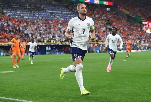 Harry Kane of England celebrates scoring a penalty to make it 1-1 Netherlands v England, UEFA European Championship, EM, Europameisterschaft 2024, Semi Final, Football, BVB Stadion, Dortmund, Germany, 10 Jul 2024 EDITORIAL USE ONLY No use with unauthorised audio, video, data, fixture lists, club league logos or live services. Online in-match use limited to 120 images, no video emulation. No use in betting, games or single club league player publications.  Copyright: xMichaelxZemanek Shutterstockx 14576899bt