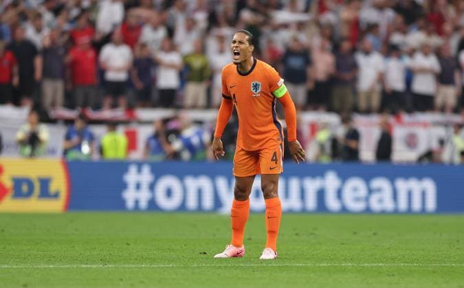 10 07 2024, European Football Championship, UEFA EURO 2024, Netherlands England, semi-final, BVB Stadion Dortmund, v l , Virgil van Dijk Netherlands gives instructions, gesticulates, gesticulate with arms gives instructions, gesticulate Copyright: HMBxMedia