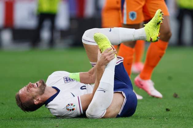 Netherlands v England: Semi-Final - UEFA EURO, EM, Europameisterschaft,Fussball 2024 Harry Kane of England takes a knock and is awarded a penaty during the UEFA EURO 2024 semi-final match between Netherlands and England at Football Stadium Dortmund on July 10, 2024 in Dortmund, Germany. Dortmund Football Stadium Dortmund Germany Germany Copyright: xRichardxSellers Sportsphoto APLx 14045347