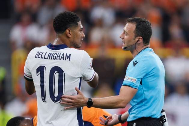 Netherlands v England: Semi-Final - UEFA EURO, EM, Europameisterschaft,Fussball 2024 Jude Bellingham of England is spoken to by Referee Felix Zwayer during the UEFA EURO 2024 semi-final match between Netherlands and England at Football Stadium Dortmund on July 10, 2024 in Dortmund, Germany. Dortmund Football Stadium Dortmund Germany Germany Copyright: xRichardxSellers Sportsphoto APLx 14045348