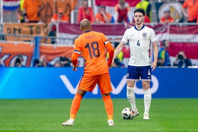 2024-07-10 Netherlands v England - UEFA EURO, EM, Europameisterschaft,Fussball 2024 Semi Final DORTMUND, NETHERLANDS - JULY 10: Declan Rice of England runs with the ball during the UEFA EURO 2024 Semi Final match between Netherlands and England at BVB Stadion Dortmund on July 10, 2024 in Dortmund, Netherlands. Dortmund BVB Stadion Dortmund Netherlands Content not available for redistribution in The Netherlands directly or indirectly through any third parties. Copyright: xAndrexWeeningx