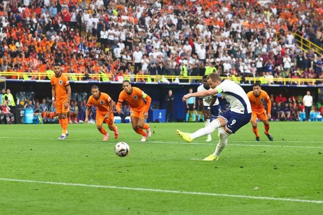 Niederlande gegen England 10. Juli 2024, Dortmund UEFA EUROs Halbfinale Niederlande gegen England Harry Kane aus England erzielt das erste Tor vom Elfmeterpunkt Foto Charlotte Wilson Abseits Dortmund Deutschland  Copyright: xCharlottexWilsonx xOffsidexOffside