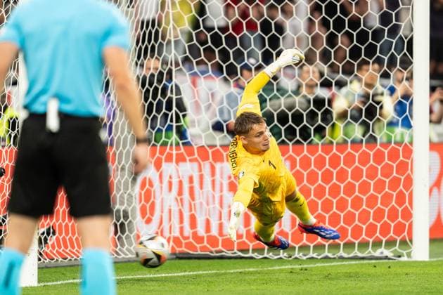 GER, Euro 2024, semi-final semifinal, Netherlands NLD England ENG 10 07 2024, Signal Iduna Park, Dortmund, GER, Euro 2024, semi-final semifinal, Netherlands NLD England ENG In the picture penalty for England GBR, Bart Verbruggen Netherlands Netherlands NLD, 1 cannot hold, goal to 1 1 nordphotoxGmbHxx xChristianxSchulze nph000300