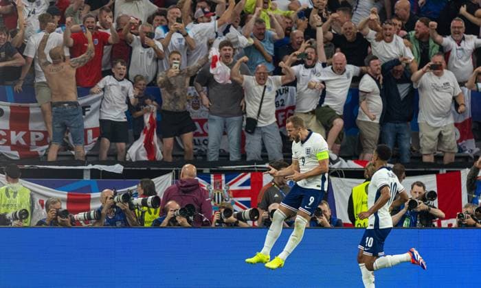 Football - UEFA EURO, EM, Europameisterschaft,Fussball 2024 - Semi-Final - Netherlands v England DORTMUND, GERMANY - Wednesday, July 10, 2024: England s captain Harry Kane celebrates after scoring his side s first equalising goal during the UEFA Euro 2024 Semi-Final match between Netherlands and England at the Westfalenstadion. (Photo by David Rawcliffe Propaganda) DORTMUND Westfalenstadion NORTH RHINE-WESTPHALIA GERMANY  Copyright: xDavidxRawcliffex P2024-07-10-Netherlands_England-10