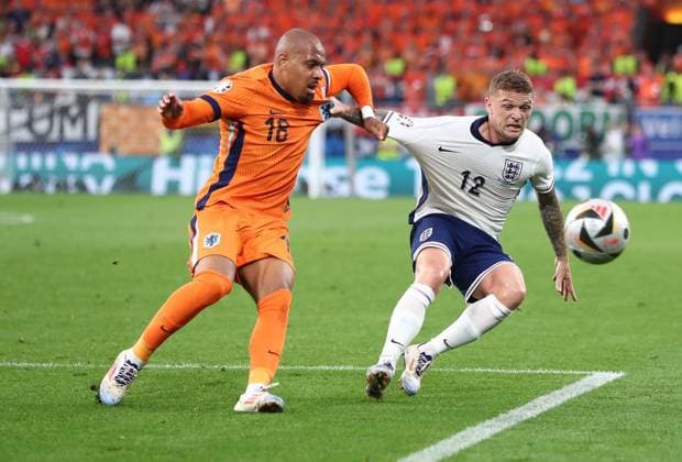 Donyell Malen of Netherlands challenges Kieran Trippier of England Netherlands v England, UEFA European Championship, EM, Europameisterschaft 2024, Semi Final, Football, BVB Stadion, Dortmund, Germany, 10 Jul 2024 EDITORIAL USE ONLY No use with unauthorised audio, video, data, fixture lists, club league logos or live services. Online in-match use limited to 120 images, no video emulation. No use in betting, games or single club league player publications. Copyright: xMichaelxZemanek Shutterstockx 14576899bw