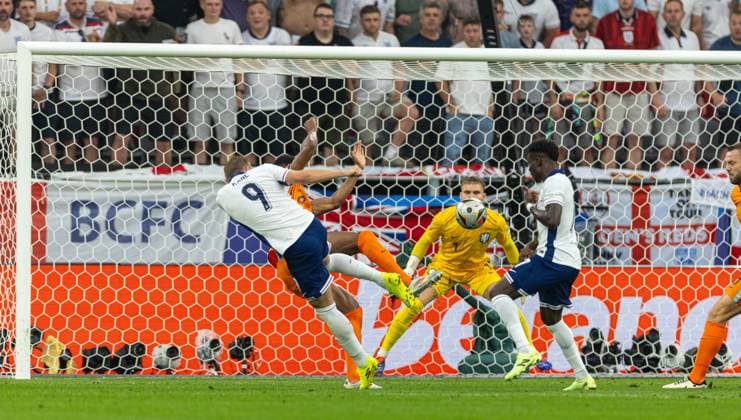 Football - UEFA EURO, EM, Europameisterschaft,Fussball 2024 - Semi-Final - Netherlands v England DORTMUND, GERMANY - Wednesday, July 10, 2024: England s captain Harry Kane clashes with Netherlands Denzel Dumfries and goes down to win a penalty during the UEFA Euro 2024 Semi-Final match between Netherlands and England at the Westfalenstadion. (Photo by David Rawcliffe Propaganda) DORTMUND Westfalenstadion NORTH RHINE-WESTPHALIA GERMANY  Copyright: xDavidxRawcliffex P2024-07-10-Netherlands_England-14