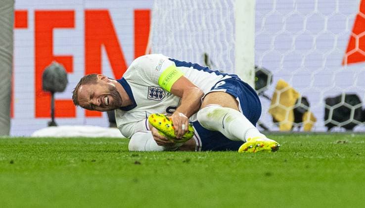 Football - UEFA EURO, EM, Europameisterschaft,Fussball 2024 - Semi-Final - Netherlands v England DORTMUND, GERMANY - Wednesday, July 10, 2024: England s captain Harry Kane goes down to win a penalty during the UEFA Euro 2024 Semi-Final match between Netherlands and England at the Westfalenstadion. (Photo by David Rawcliffe Propaganda) DORTMUND Westfalenstadion NORTH RHINE-WESTPHALIA GERMANY  Copyright: xDavidxRawcliffex P2024-07-10-Netherlands_England-17