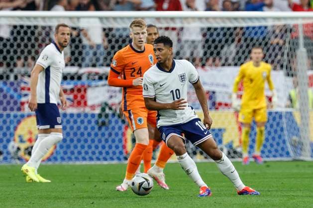 GER, Dortmund, Football, Netherlands vs England , semi-final, Westfalenstadion Dortmund, UEFA EURO 2024, v l Jerdy Schouten NED, 24 , Jude Bellingham England , duel, action, fight, fights for the ball, 10 07 2024, Copyright: HMBxMedia HeikoxBecker