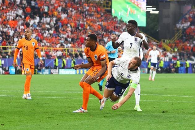 Niederlande gegen England 10. Juli 2024, Dortmund UEFA EURO-Halbfinale Niederlande gegen England Denzel Dumfries (Niederlande) foult Harry Kane (England) und vergibt einen Elfmeter Foto Charlotte Wilson Abseits Dortmund Deutschland  Copyright: xCharlottexWilsonx xOffsidexOffside