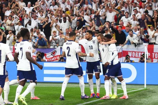 Niederlande gegen England 10. Juli 2024, Dortmund UEFA-EURO-Halbfinale Niederlande gegen England Harry Kane aus England feiert sein erstes Tor mit seinen Mannschaftskameraden Foto Charlotte Wilson Abseits Dortmund Deutschland  Copyright: xCharlottexWilsonx xOffsidexOffside