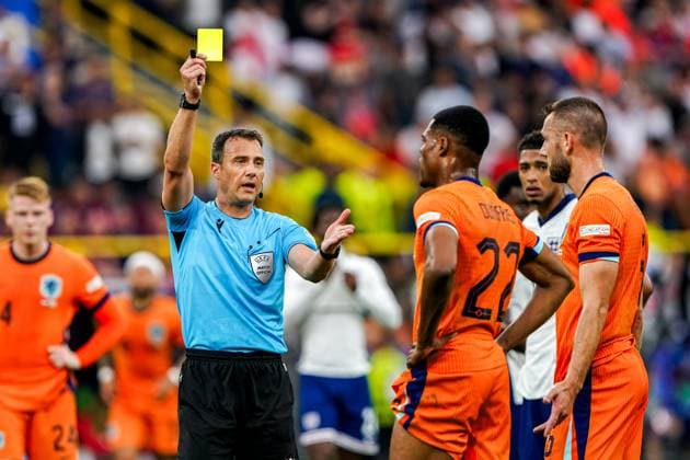2024-07-10 Netherlands v England - UEFA EURO, EM, Europameisterschaft,Fussball 2024 Semi Final DORTMUND, NETHERLANDS - JULY 10: Referee Felix Zwayer shows a yellow card to Denzel Dumfries of the Netherlands during the UEFA EURO 2024 Semi Final match between Netherlands and England at BVB Stadion Dortmund on July 10, 2024 in Dortmund, Netherlands. Dortmund BVB Stadion Dortmund Netherlands Content not available for redistribution in The Netherlands directly or indirectly through any third parties. Copyright: xAndrexWeeningx