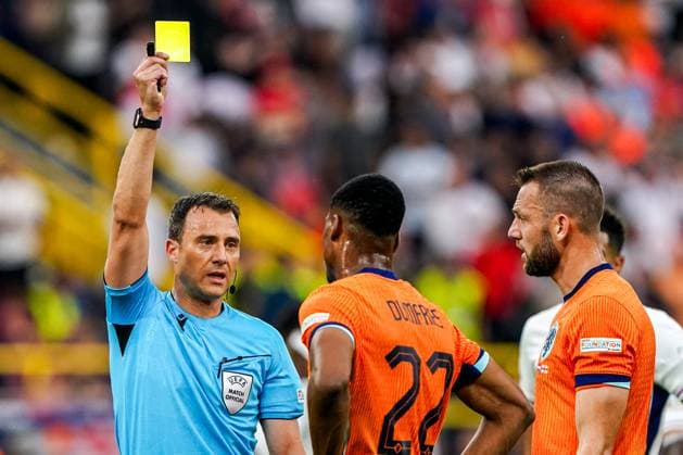 EURO 2024, Die Highlights Sport Bilder des Tages 2024-07-10 Netherlands v England - UEFA EURO, EM, Europameisterschaft,Fussball 2024 Semi Final DORTMUND, NETHERLANDS - JULY 10: Referee Felix Zwayer shows a yellow card to Denzel Dumfries of the Netherlands, Stefan de Vrij of the Netherlands during the UEFA EURO 2024 Semi Final match between Netherlands and England at BVB Stadion Dortmund on July 10, 2024 in Dortmund, Netherlands. Dortmund BVB Stadion Dortmund Netherlands Content not available for redistribution in The Netherlands directly or indirectly through any third parties. Copyright: xAndrexWeeningx