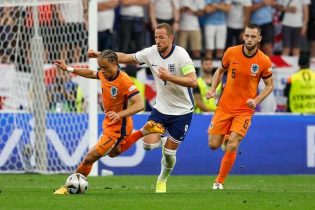 GER, Dortmund, Football, Netherlands vs England , Semi-final, Westfalenstadion Dortmund, UEFA EURO 2024, v l Xavi Simons NED, 07 , Harry Kane England , Stefan De Vrij NED, 06 , duel, action, fight, fights for the ball, 10 07 2024, Copyright: HMBxMedia HeikoxBecker