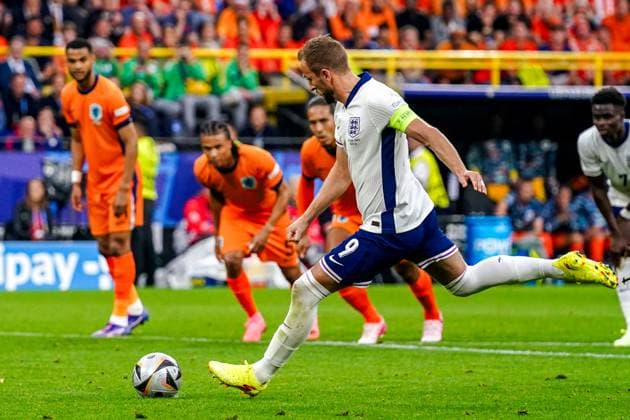 2024-07-10 Netherlands v England - UEFA EURO, EM, Europameisterschaft,Fussball 2024 Semi Final DORTMUND, NETHERLANDS - JULY 10: Harry Kane of England kicks the ball and scores a penalty goal during the UEFA EURO 2024 Semi Final match between Netherlands and England at BVB Stadion Dortmund on July 10, 2024 in Dortmund, Netherlands. Dortmund BVB Stadion Dortmund Netherlands Content not available for redistribution in The Netherlands directly or indirectly through any third parties. Copyright: xAndrexWeeningx