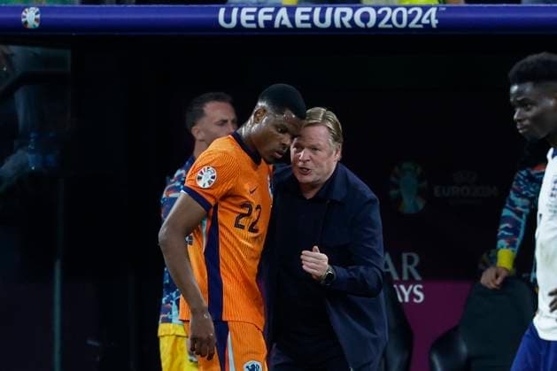 GER, Dortmund, Football, Netherlands vs England , Semi-final, Westfalenstadion Dortmund, UEFA EURO 2024, v l Denzel Dumfries NED, 22 , Ronald Koeman NED, Coach , shows, points, talks, speaks, instructs, instruction, strategy, 10 07 2024, Copyright: HMBxMedia HeikoxBecker