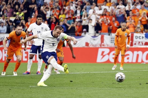 Dortmund - Harry Kane of England scores the 1-1 during the UEFA EURO, EM, Europameisterschaft,Fussball 2024 Semi-final match between the Netherlands and England at the BVB Stadium Dortmund on July 10, 2024 in Dortmund, Germany. ANP MAURICE VAN STEEN netherlands out - belgium out Dortmund xVIxxIVx 503203550 originalFilename: 0709090286st.jpg
