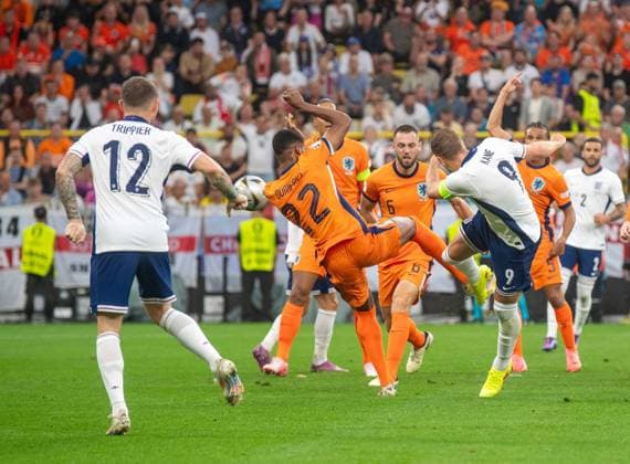 Football, men, season 2023 24, UEFA Euro EM 2024, semi-final in Dortmund, Netherlands England, v l Kieran Trippier England , Denzel Dumfries Netherlands holds Harry Kane England over, there is a penalty after video evidence, 10 07 2024, Copyright: xSebastianxRäppold MatthiasxKochx