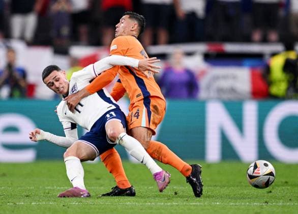 Germany Soccer Euro 2024 Netherlands - England 8726681 10.07.2024 England s Phil Foden, left, and Netherlands Tijjani Reijnders struggle for a ball during the UEFA EURO, EM, Europameisterschaft,Fussball 2024 semi-final soccer match between Netherlands and England at the BVB Stadion Dortmund, in Dortmund, Germany. Alexey Filippov Sputnik Dortmund Germany  Copyright: xAlexeyxFilippovx