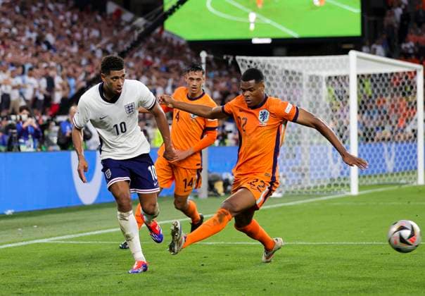Netherlands v England UEFA EURO, EM, Europameisterschaft,Fussball 2024 Semi-final Denzel Dumfries of Netherlands pressures Jude Bellingham of England during the UEFA Euro 2024 Semi-final match between Netherlands and England at Signal Iduna Park, Dortmund UK Newspapers OUT Copyright: xPaulxChestertonx FIL-20342-0101