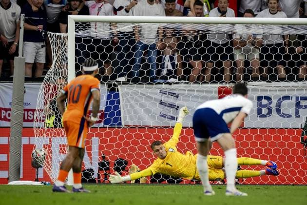 DORTMUND - Holland goalkeeper Bart Verbruggen concedes the 1-1 from a penalty to Harry Kane of England (l-r) during the UEFA EURO, EM, Europameisterschaft,Fussball 2024 Semi-final match between the Netherlands and England at the BVB Stadium Dortmund on July 10, 2024 in Dortmund, Germany. ANP KOEN VAN WEEL UEFA EURO 2024 2024 xVIxANPxSportx xxANPxIVx 503203861 originalFilename: 503203861.jpg