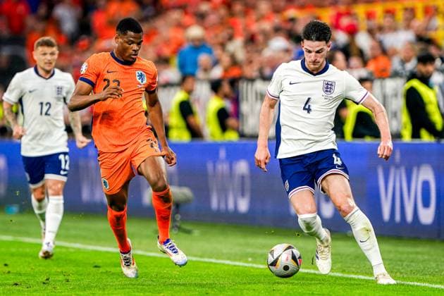 2024-07-10 Netherlands v England - UEFA EURO, EM, Europameisterschaft,Fussball 2024 Semi Final DORTMUND, NETHERLANDS - JULY 10: Denzel Dumfries of the Netherlands battles for possession with Declan Rice of England during the UEFA EURO 2024 Semi Final match between Netherlands and England at BVB Stadion Dortmund on July 10, 2024 in Dortmund, Netherlands. Dortmund BVB Stadion Dortmund Netherlands Content not available for redistribution in The Netherlands directly or indirectly through any third parties. Copyright: xAndrexWeeningx