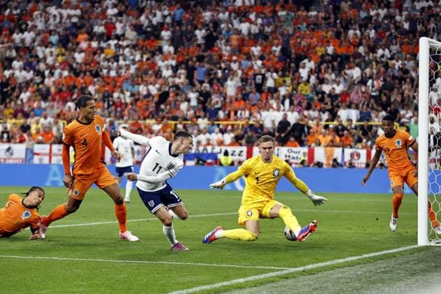 Dortmund - (l-r) Virgil van Dijk of Holland, Phil Foden of England, Holland goalkeeper Bart Verbruggen during the UEFA EURO, EM, Europameisterschaft,Fussball 2024 Semi-final match between the Netherlands and England at the BVB Stadium Dortmund on July 10, 2024 in Dortmund, Germany. ANP MAURICE VAN STEEN UEFA EURO 2024 2024 xVIxANPxSportx xxANPxIVx 503204269 originalFilename: 503204269.jpg
