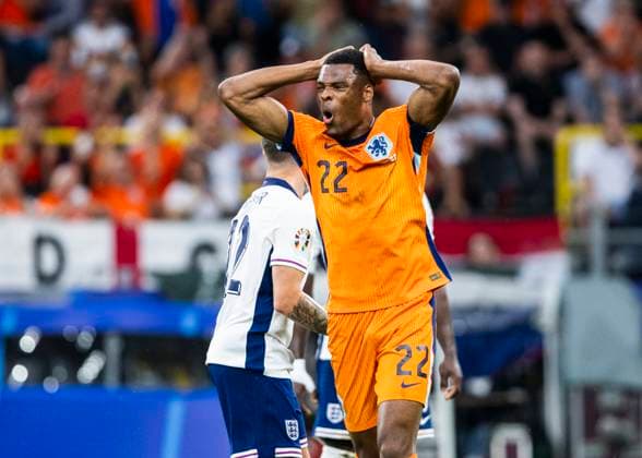 Dortmund, SignaI Iduna Park, 10 07 2024 Denzel Dumfries of netherlands disappointed during the semifinal match Netherlands v England at the UEFA European Championship 2024