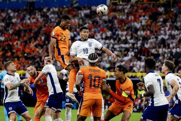 DORTMUND - Denzel Dumfries of Holland and Jude Bellingham of England (l-r) during the UEFA EURO, EM, Europameisterschaft,Fussball 2024 Semi-final match between the Netherlands and England at the BVB Stadium Dortmund on July 10, 2024 in Dortmund, Germany. ANP KOEN VAN WEEL UEFA EURO 2024 2024 xVIxANPxSportx xxANPxIVx 503204466 originalFilename: 503204466.jpg