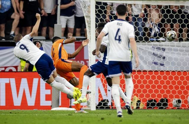 DORTMUND - Harry Kane of England and Denzel Dumfries of Holland (l-r) during the UEFA EURO, EM, Europameisterschaft,Fussball 2024 Semi-final match between the Netherlands and England at the BVB Stadium Dortmund on July 10, 2024 in Dortmund, Germany. ANP KOEN VAN WEEL netherlands out - belgium out Dortmund xVIxxIVx 503204311 originalFilename: 0709096736st.jpg